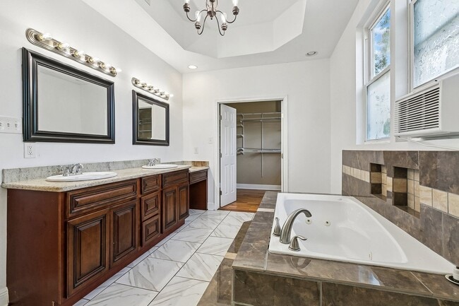 Building Photo - 2135 Mirabeau Ave
