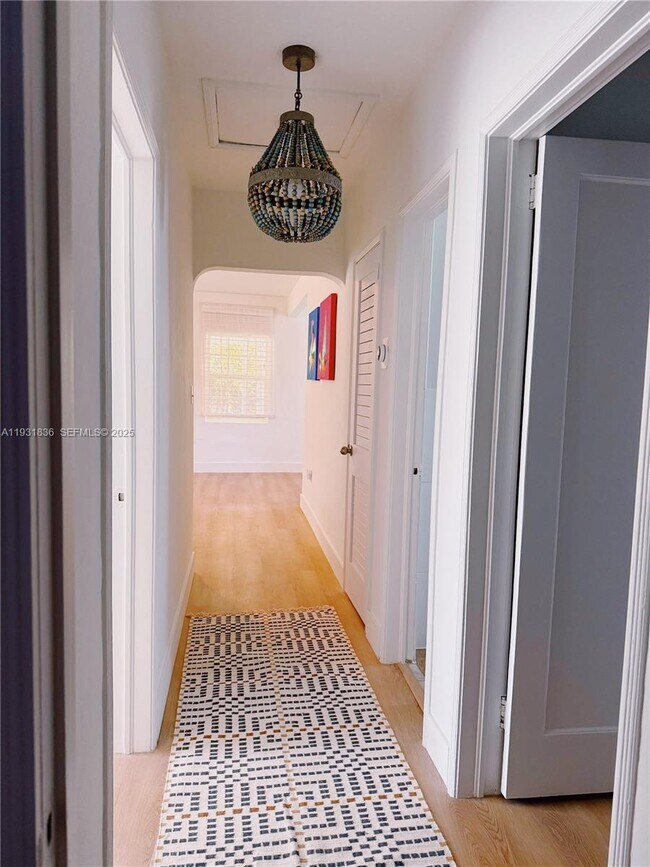 Building Photo - 1075 NE 120th St