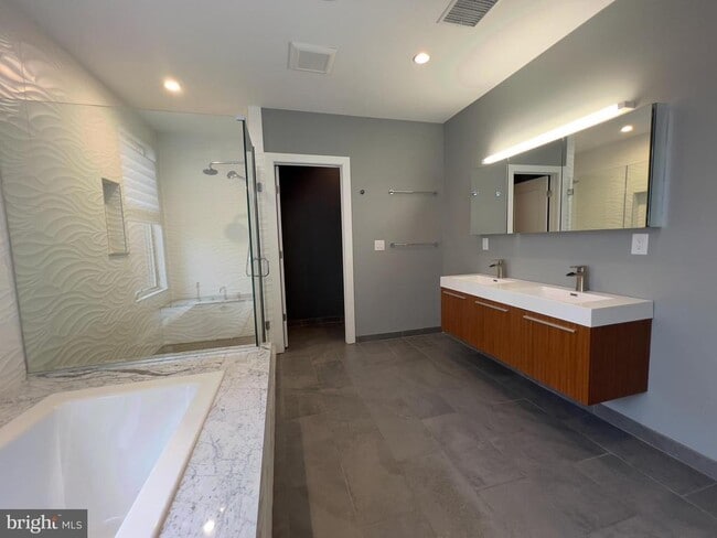 Building Photo - 423 Wallace St