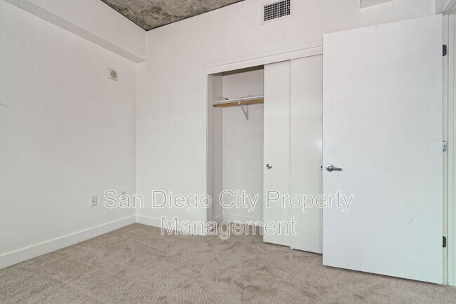 Building Photo - 801 Ash St