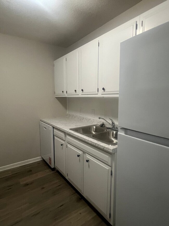 Building Photo - Remodeled Apartment 2 Bed / 1 Bath