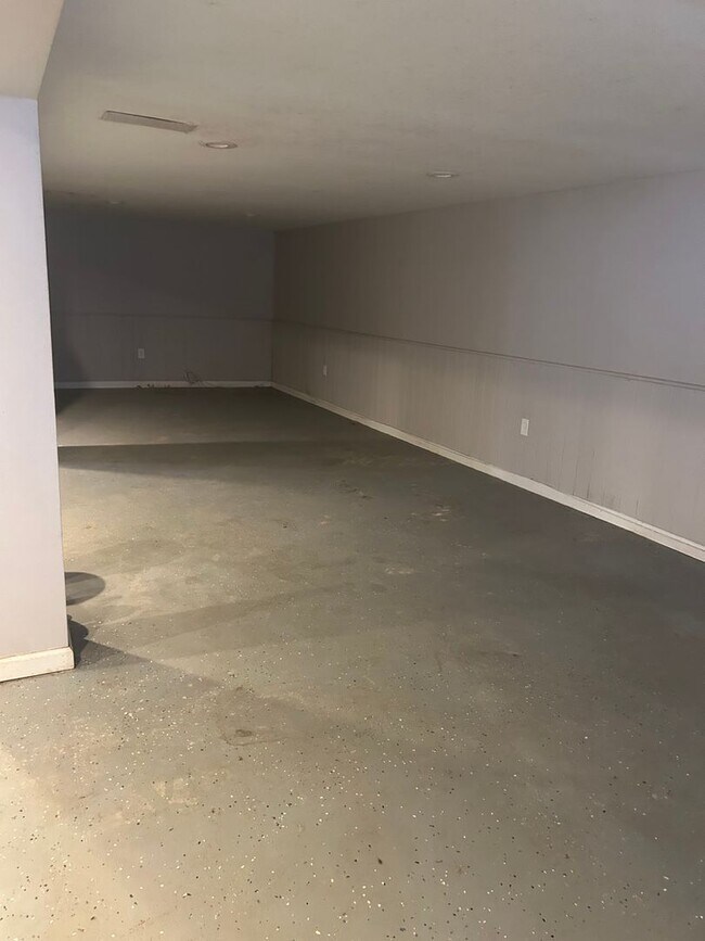 Building Photo - 3 bedroom, 3 bath single family home in So...