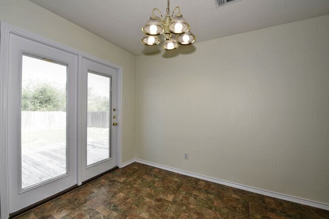 Building Photo - GREAT SINGLE STORY HOME  |  DECK REDONE CL...