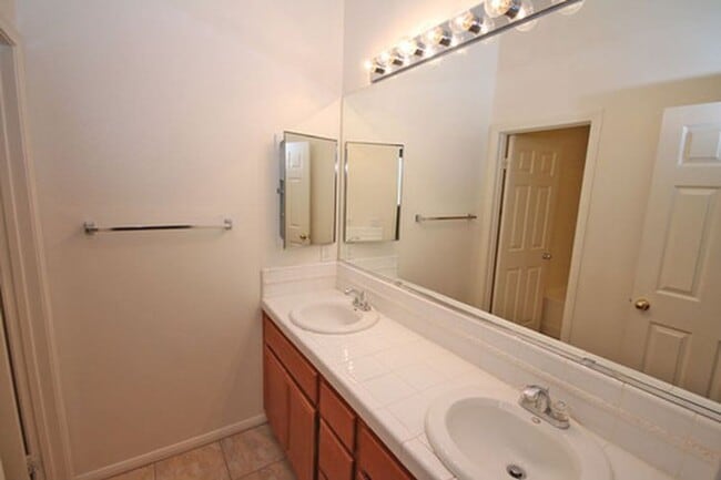 Building Photo - Exceptional Executive Single Story Home