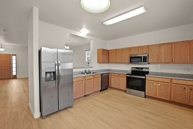 Building Photo - Well maintained pet friendly townhome, close to downtown.