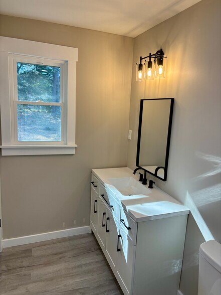 Building Photo - 1136 Chadford Rd