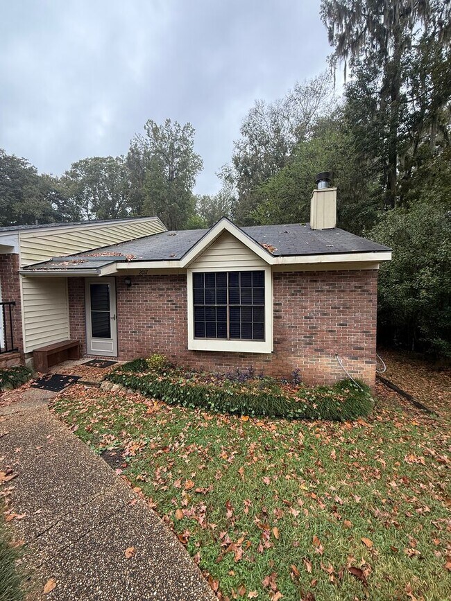 Primary Photo - Well Kept 2/2 with Fenced in yard!