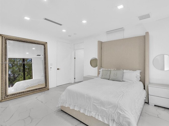 Building Photo - 3010 Alton Rd