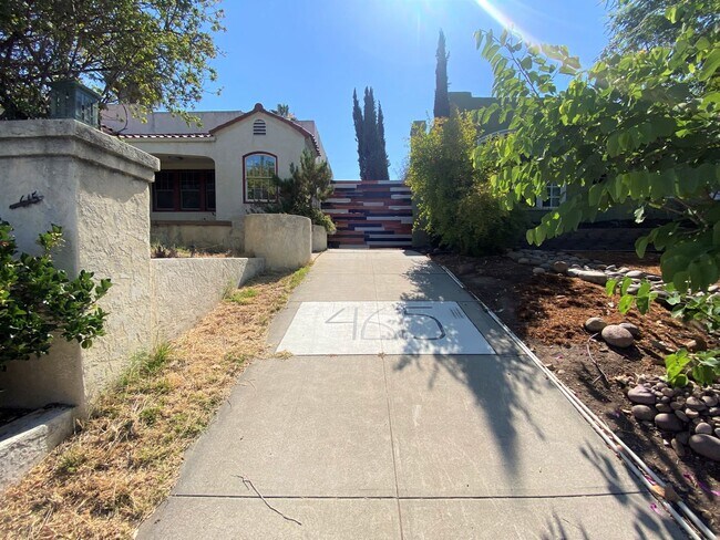 Building Photo - CHARMING! BACKYARD OASIS! REAL HARDWOOD FLOORS! FULL SIZED WASHER/DRYER! OFF OF ADAMS AVE!