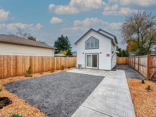 Building Photo - 2Bed 2Bath Home with Washer/Dryer!