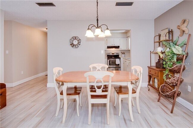 Building Photo - 1706 Belleair Forest Dr