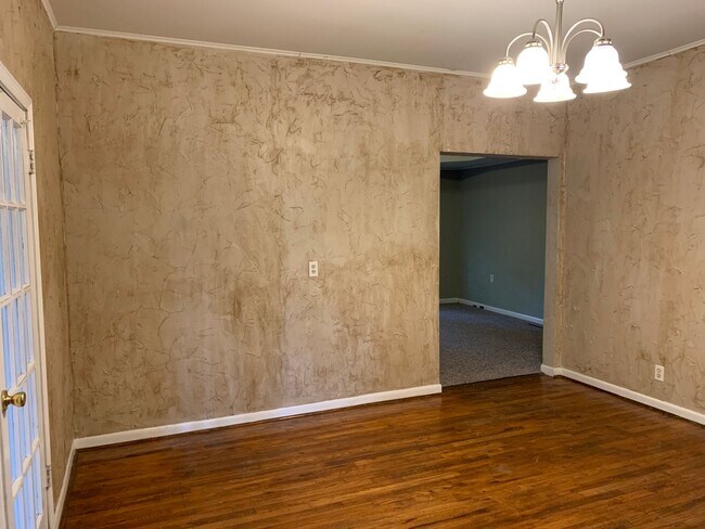 Building Photo - 3 bedroom, one bathroom home located in Jo...
