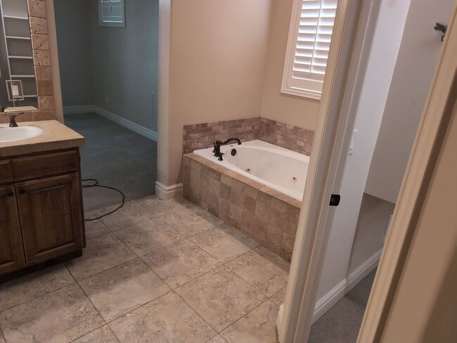 Building Photo - PET FRIENDLY -Spacious 6 Bedroom Home in St. George