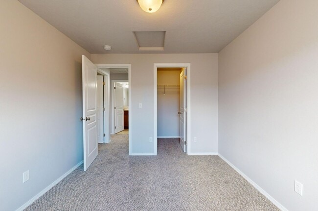 Building Photo - Beautifully maintained 3 bedroom 2.5 bath home