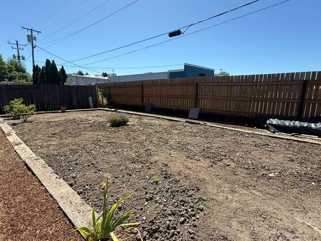 Building Photo - Stunning Pet Friendly Three Bedroom Corval...