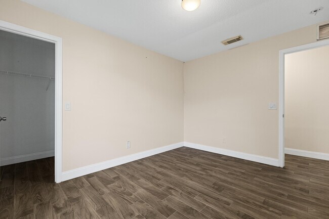 Building Photo - 2110 SW Trenton Ln