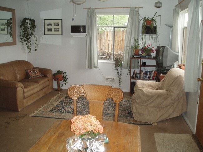 Building Photo - FREE 50in FLAT SCREEN TV Move in Special!!...