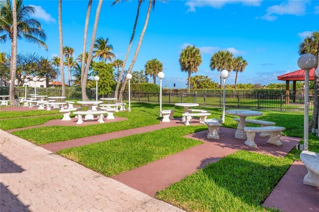 Building Photo - 2555 Collins Ave