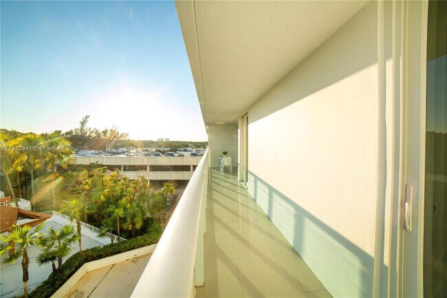 Building Photo - 100 Bayview Dr