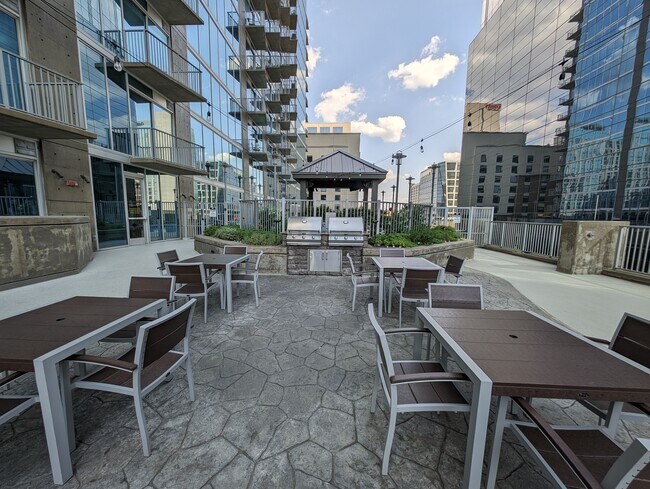 Building Photo - 301 Demonbreun St