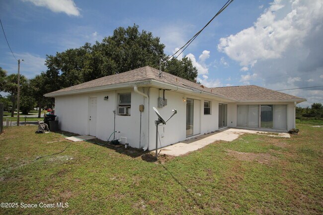 Building Photo - 3002 Edgewood Dr NE