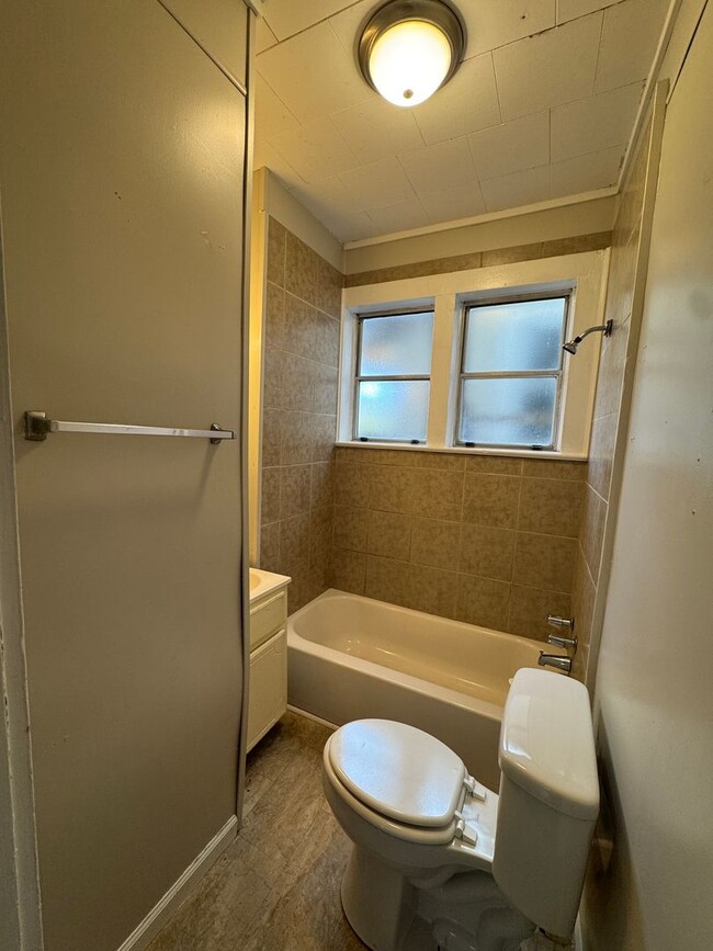 Building Photo - 927 Highland Ave