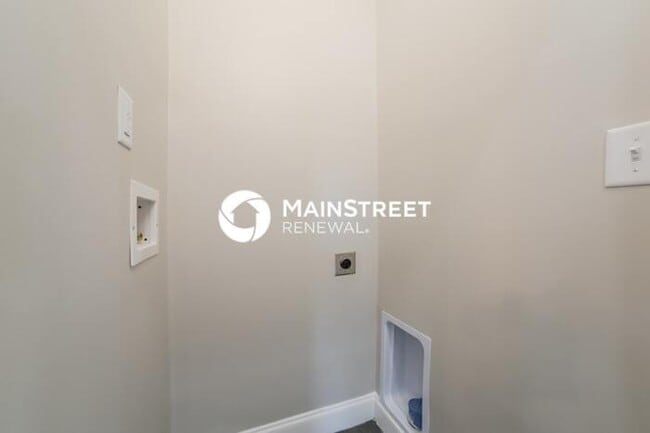 Building Photo - 2 Bedroom Pet-Friendly Home in St. Petersb...