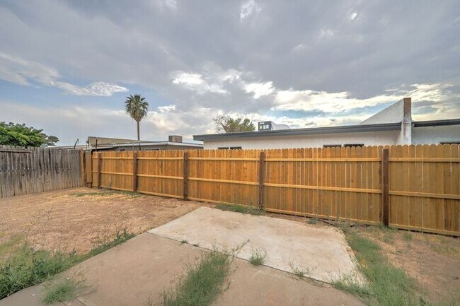 Building Photo - READY TO TOUR NOW! Adorable 2 Bath 1 Bed Home in Glendale