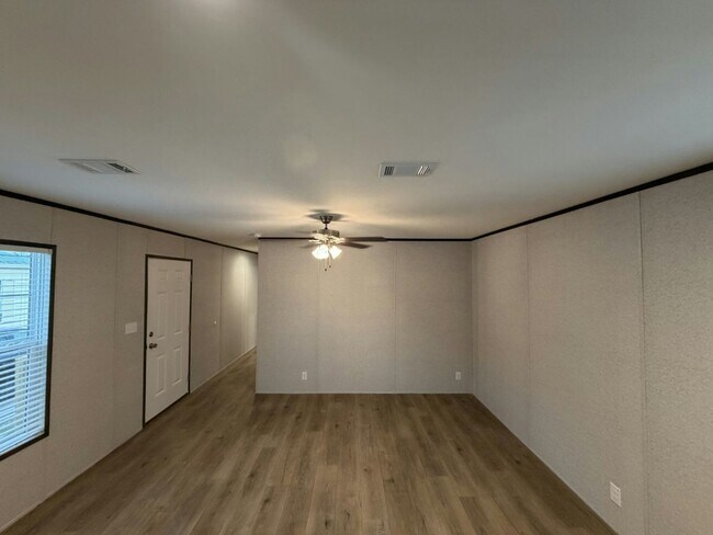 Building Photo - 204 Lakeside Garden Cir
