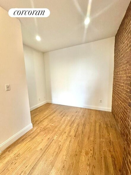 Building Photo - 509 E 81st St