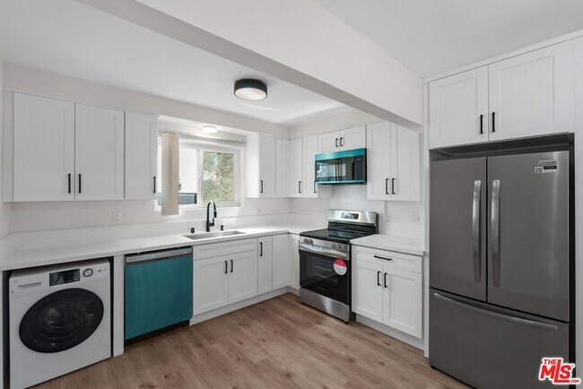 Building Photo - 1031 N Laurel Ave