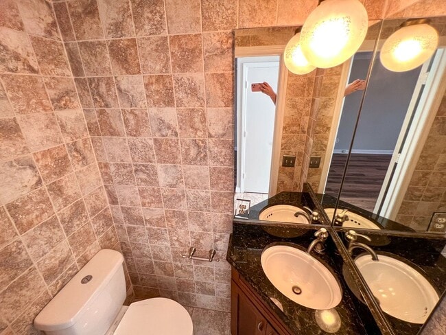 Building Photo - Charming Brick Townhome in Clemmons/Winston Salem w/ Community Pool!