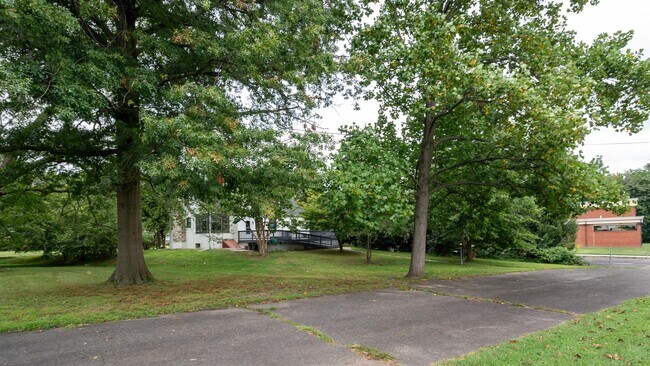 Building Photo - 1122 Lower Ferry Rd