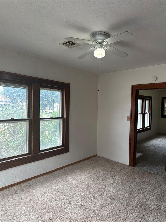 Building Photo - 815 Sunset Dr