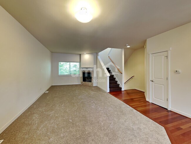 Building Photo - 7337 Rainier Dr