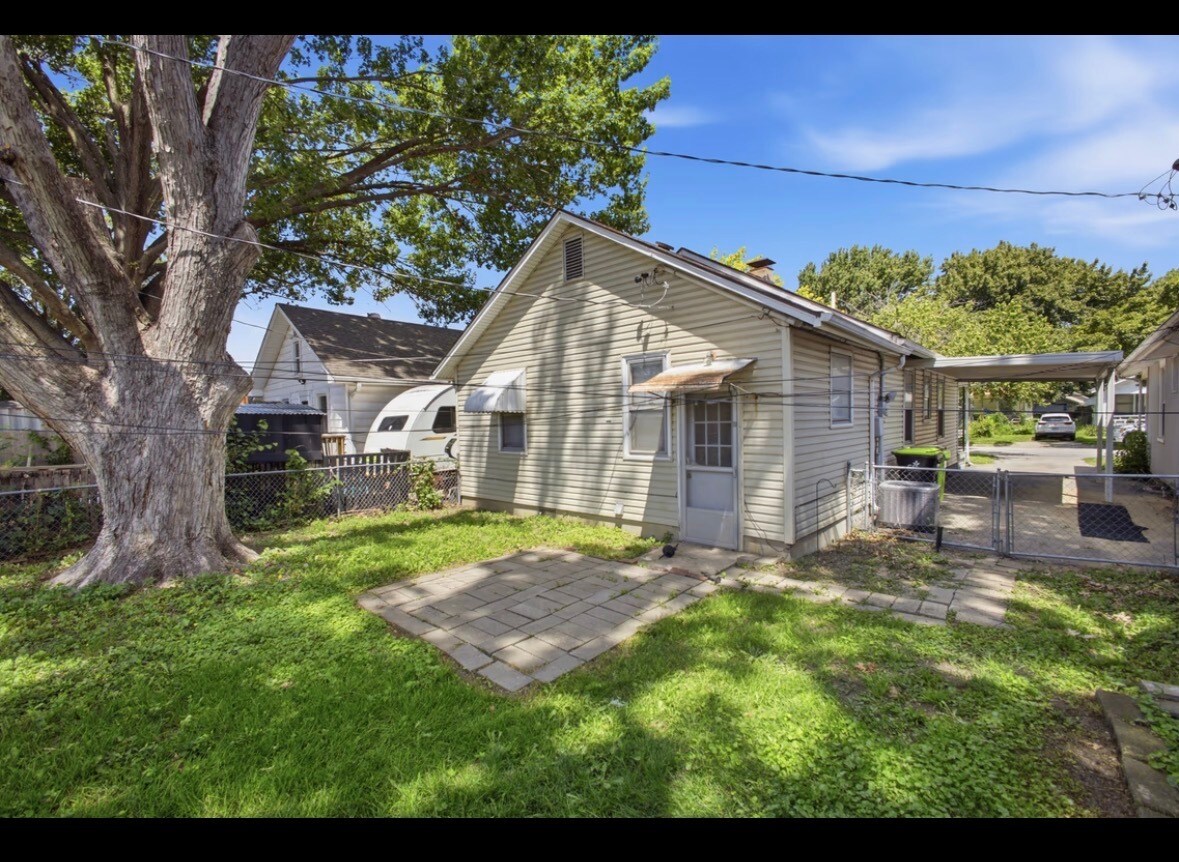 Building Photo - 1021 E 23rd Ave