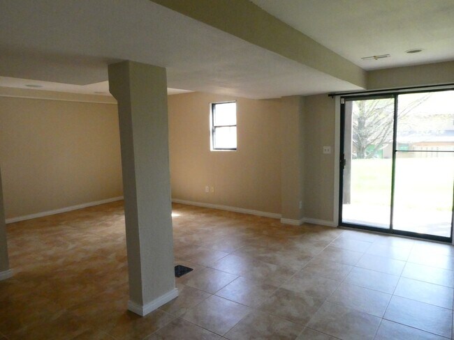 Building Photo - 3 Bedroom 2.5 Bath- Off Broadway Condominiums