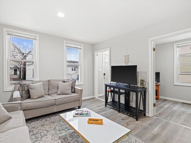 Building Photo - Updated 3 Bed / 1 Bath Duplex — Lower East...