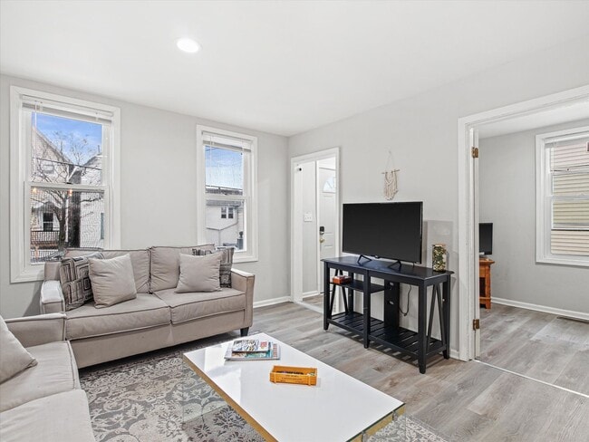 Building Photo - Updated 3 Bed / 1 Bath Duplex — Lower East Side Milwaukee