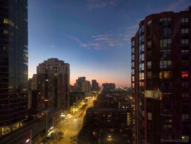 Building Photo - 899 S Plymouth Ct