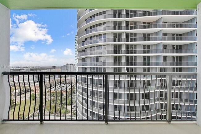 Building Photo - 1756 N Bayshore Dr