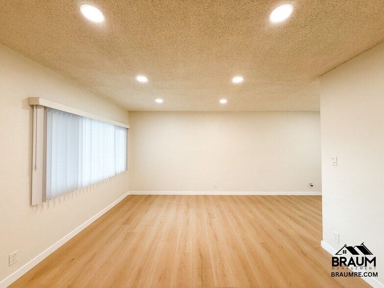 Building Photo - 13129 Oxnard St