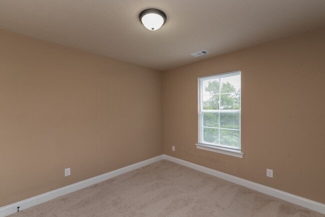 Building Photo - Like-new 4 bed/2.5 bath home for lease nea...