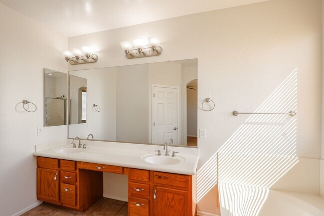Building Photo - Charming 4 Bed 2 bath 2 Car Garage Home in...