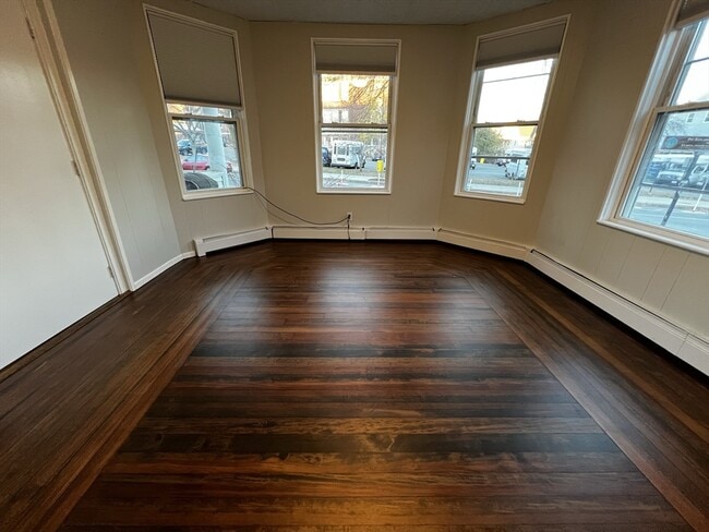 Building Photo - 158 Holland St