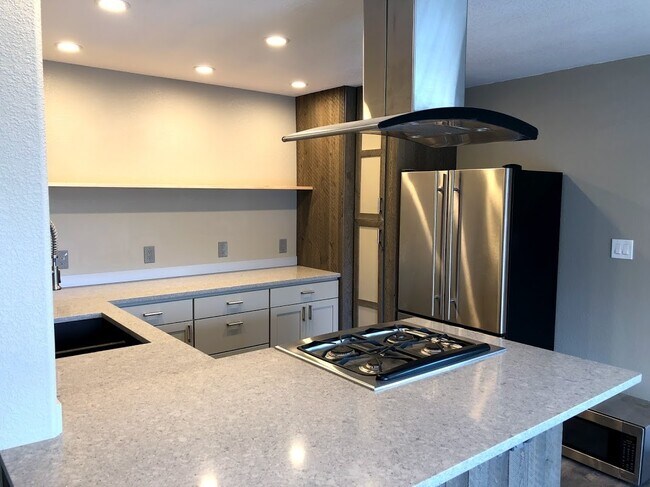 Building Photo - One of a Kind 2 Bed, 2 Bath Home with Gorgeous Mountain Views!