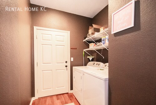 Building Photo - 705 N Findley-