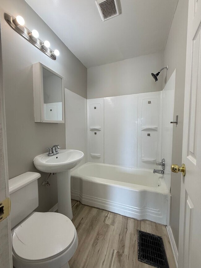 Building Photo - New Listing - Brookside Park 3 Bedroom Home