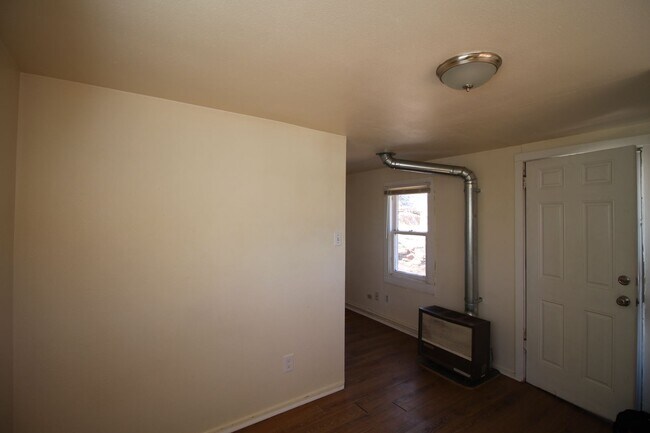 Building Photo - 831 Midland Ave