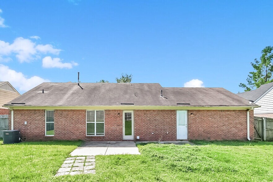 Building Photo - 7845 Sarah Ann Dr S